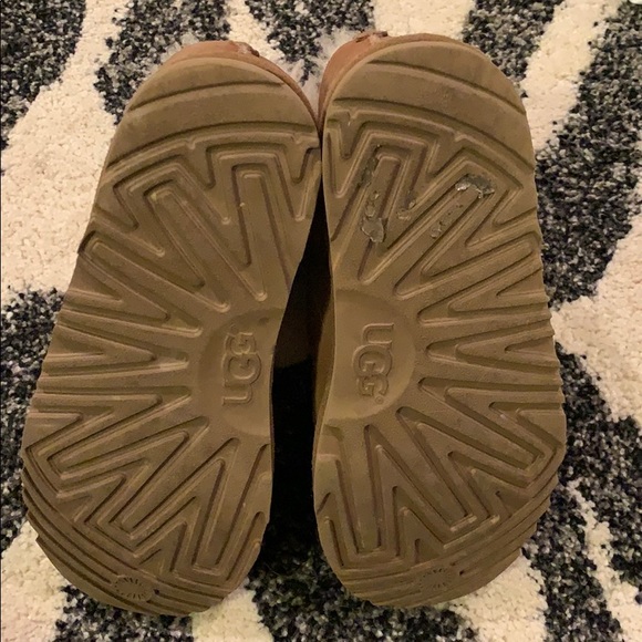 Girl’s Ugg boots - Picture 2 of 5
